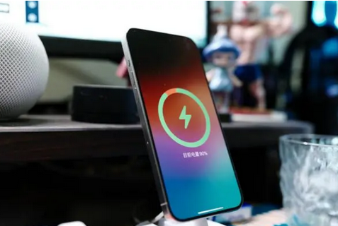 东昌府苹果15换屏服务分享用什么充电器给iPhone15充电更好 